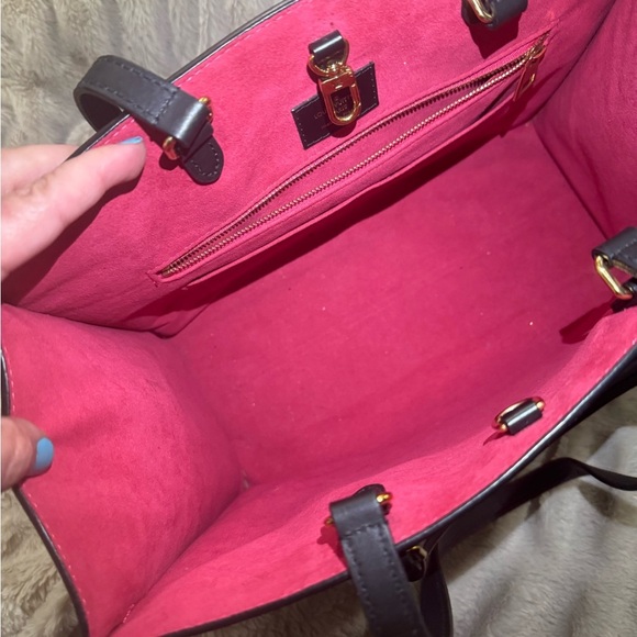 AUTHENTIC Louis Vuitton Black/Fuchsia Epi On The Go MM - Picture 13 of 16
